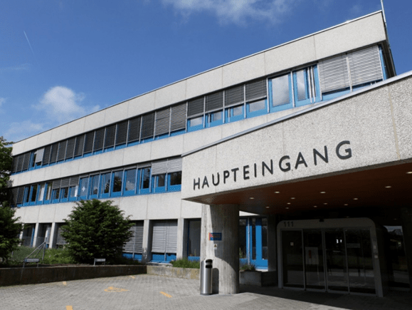 Abb. 4: Haupteingang UPD Bern. Quelle: selbst aufgenommen, Theologos